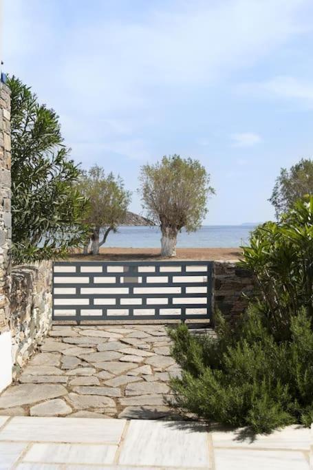 Beachfront 2Br Apartment - Free Parking Livadi  Exterior foto